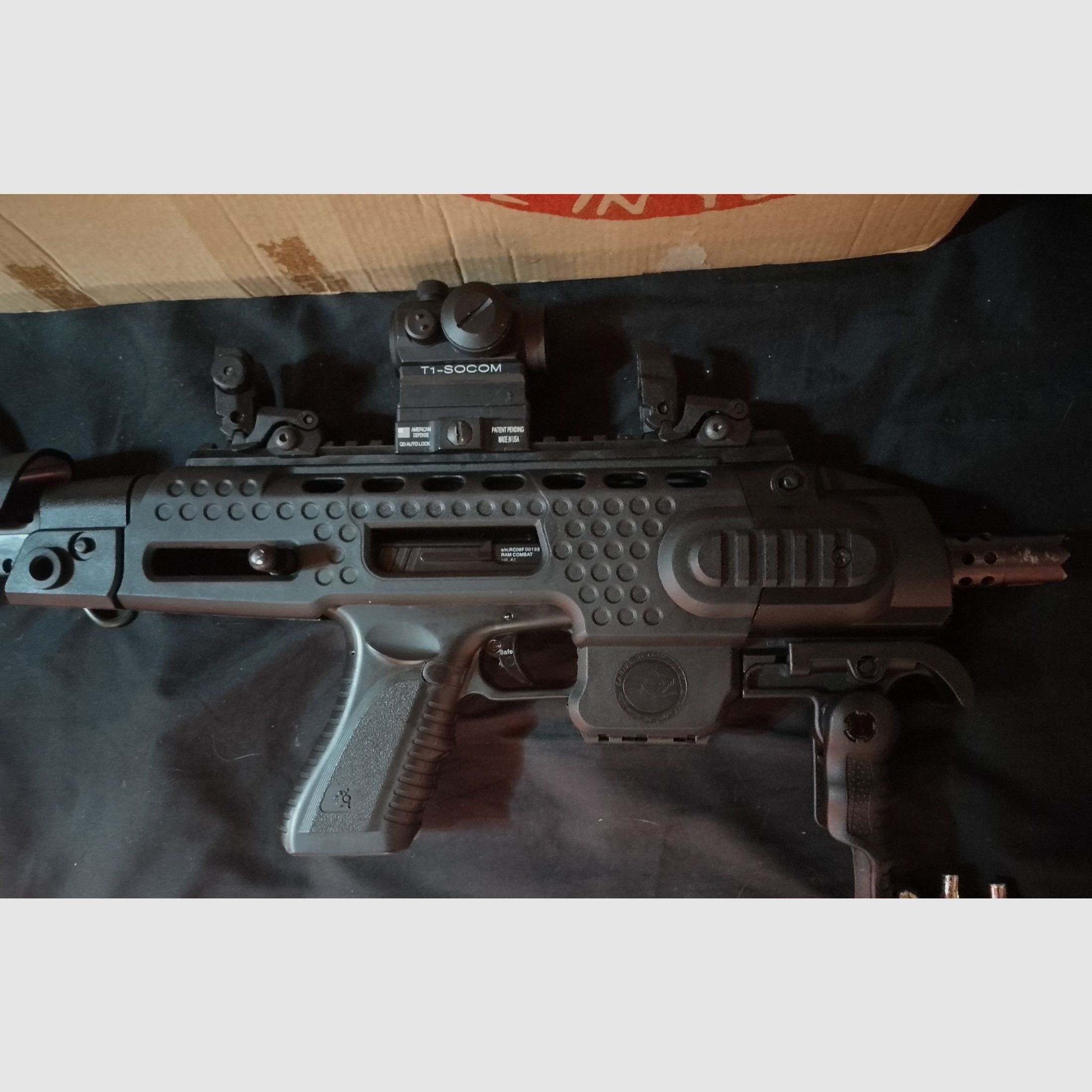 RAM Cal .43 Combat (Glock) + 4 Magazine + Aps Caribe Action Conversion Kit T1-Socom Visier und Zubehör Co2 Fastballs + Paintballs