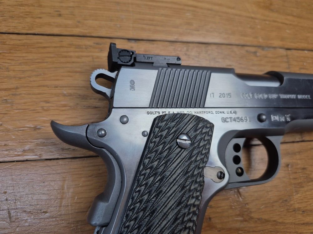 Prachtige Colt 1911 Gold Cup « National Match » Trophy – Vuurwapen van 2015 – Kal. .45 – Volledig inox – Voorbereid exemplaar met Bushing Briley en Brownells veerset – Grijze G10 grepen – Verstelbare trekker – Onberispelijke oppervlakken en verchroomde loop – Geleverd in zijn complete originele koffer – Staat bijna nieuw!, afbeelding 16 van 20