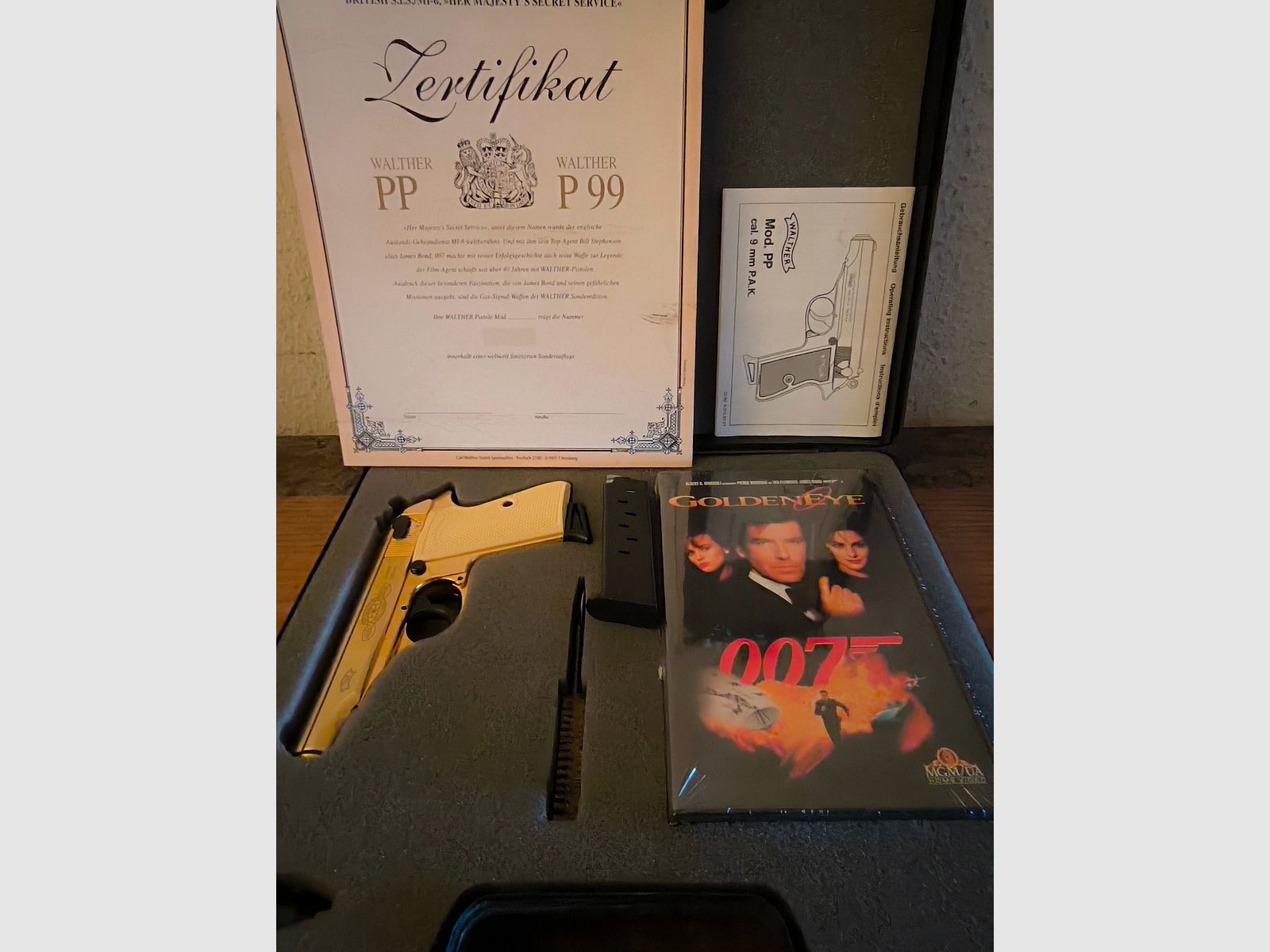 ⚠️ Achtung Sammler & James Bond Fans, Echte - Rarität aus den 1990er Jahren - Vitrine Stück-Limitierte Sonderedition Walter PP Gold - GoldenEye mit Weißen Griffschalen & Zertifikat & VHS Kassette sowie zusätzlichen Magazin mit Flachen Magazinboden, Ungeschossen Tadellosen top Zustand, Absolut Neuwertig!! Kaliber 9mmPAK, PTB - 620   