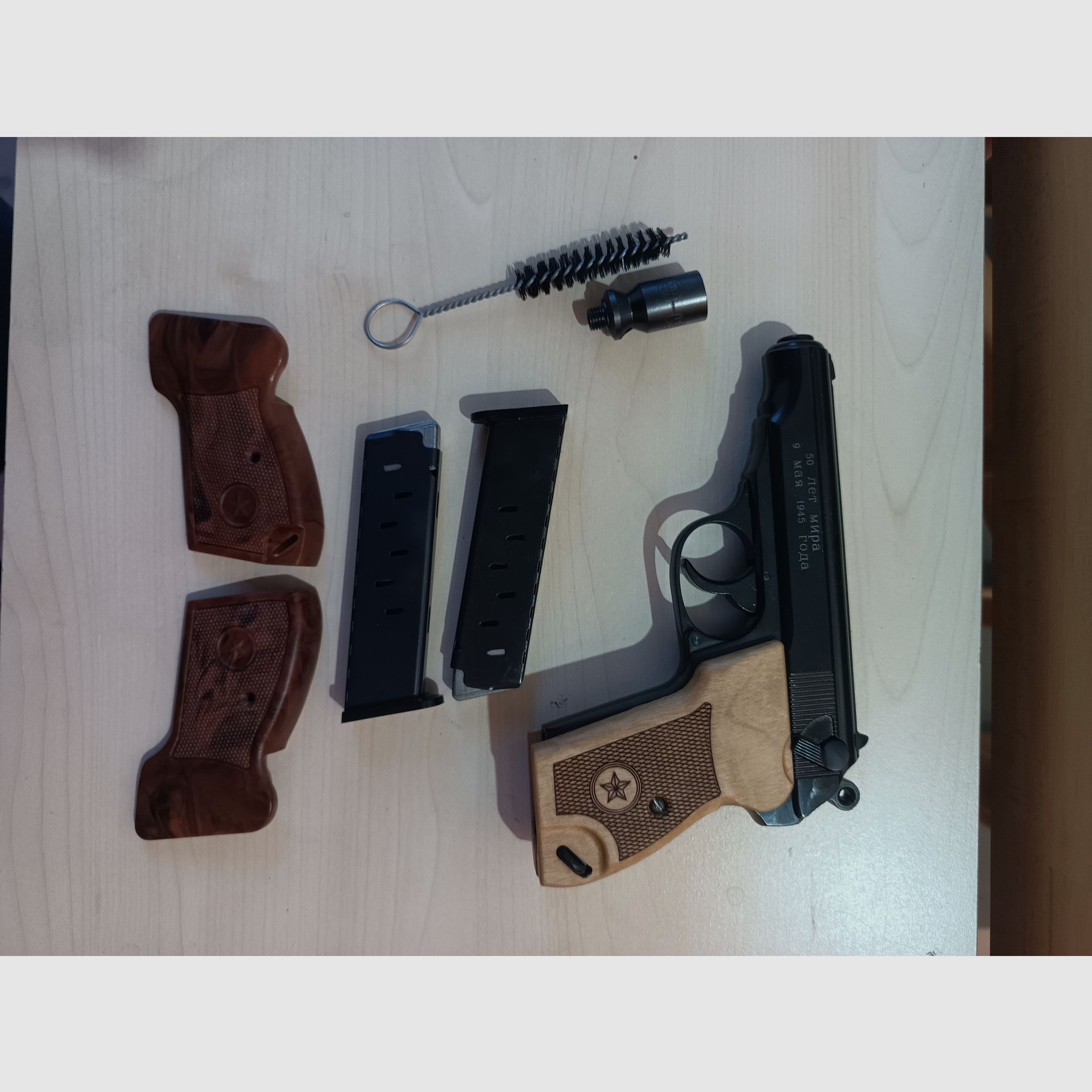 Pobjeda (Makarov) Kal. 9 mm P.A.K., Holzgriffschalen, Ersatzmagazin, von Umarex