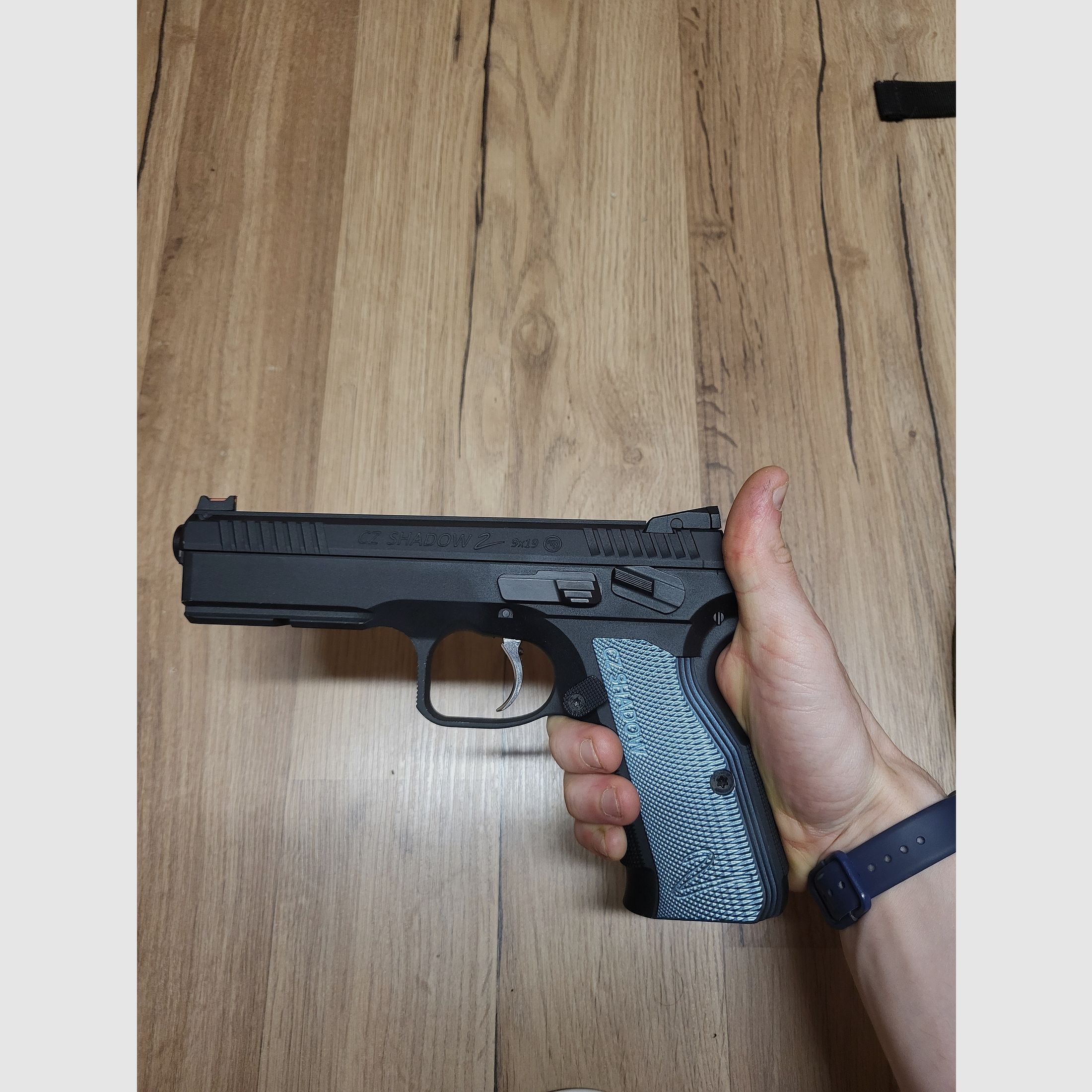 ASG CZ SHADOW 2 GBB AIRSOFT BUNDLE 4 chargeurs, 3 bouteilles de gaz Airsoft, 8000 billes, holster, 2 pochettes de chargeurs, ceinture Amomax peu utilisée
