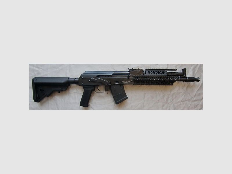 HALBAUTOM. BÜCHSE S.D.M., AK-104 TACTICAL, Kal. 7,62x39, MIT QUADRAIL-VORDERSCHAFT & SCHUBSCHAFT!