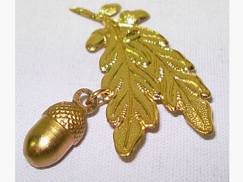 Oak leaf 2-lobed - 4 acorns, 1 full acorn, gold-colored