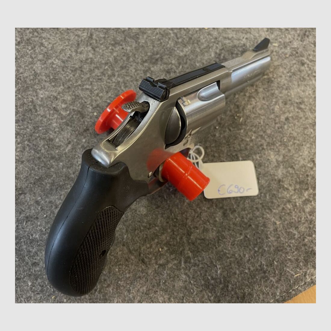 Smith + Wesson 60