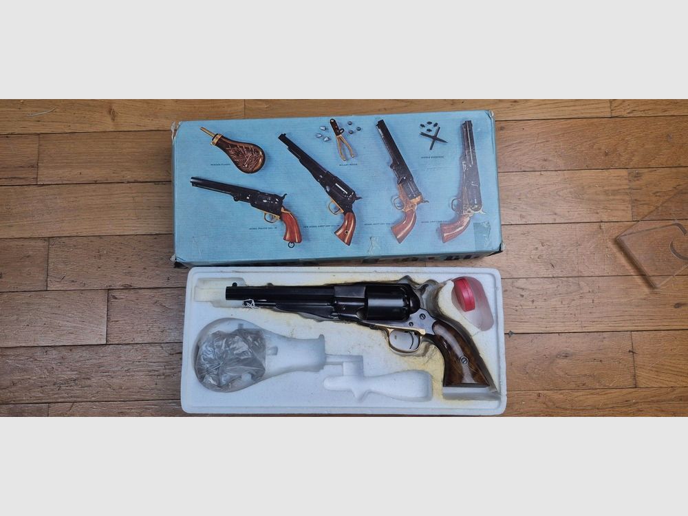 Schöner Revolver Remington 1858 New Model Navy — Kal.36 PN — Italienische Kopie Armi San Marco — Waffe von 1975 in hervorragender Verarbeitung — Brünierung zu 99,9% — Jaspage noch gut vorhanden — Schöne Nussbaum-Griffschalen — Exzellente Mechanik — Spiegelkanal — TBE/TBE+, Bild 1 von 24