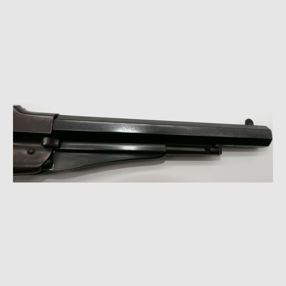 Revólver de percusión Hege Uberti Modelo 1858 Nuevo Ejército, calibre .44, cañón de 8 pulgadas.
