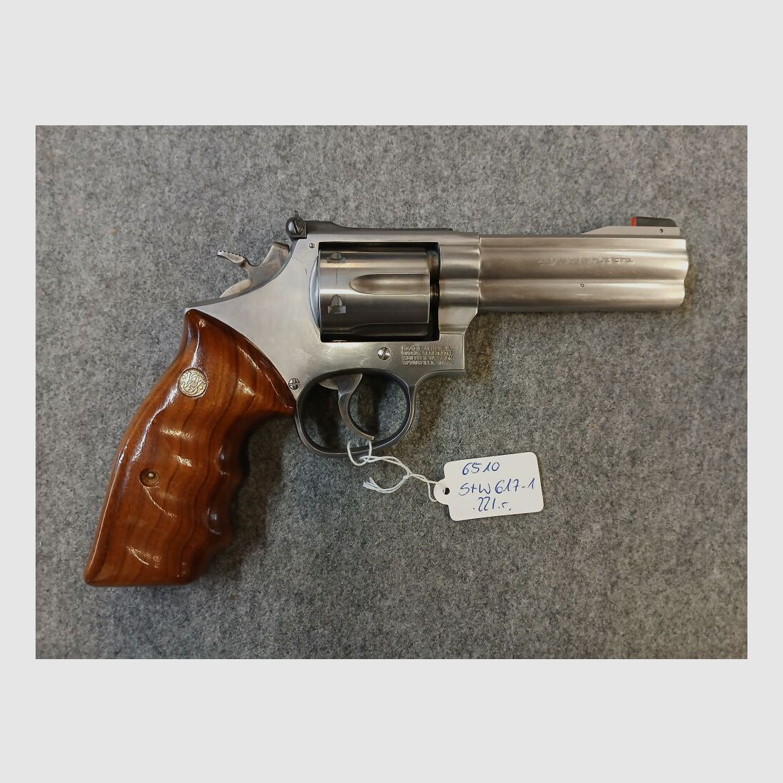 Smith + Wesson 617-1, barrel length 4"