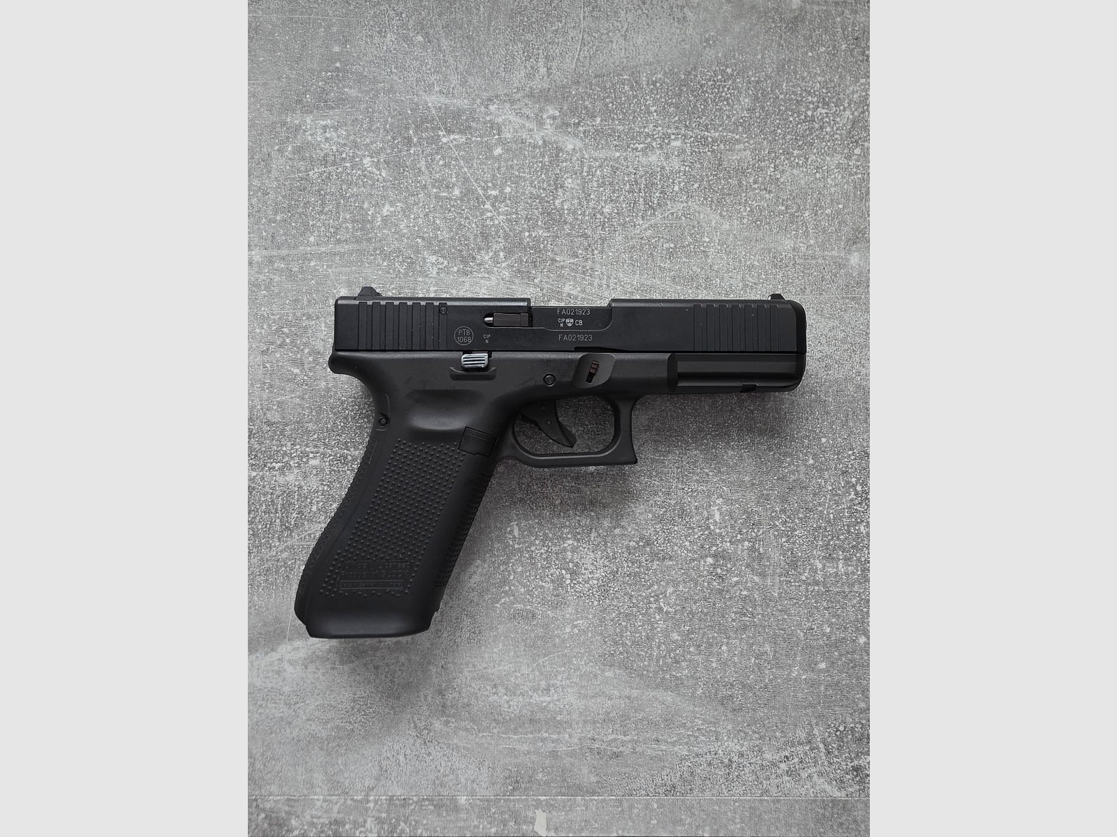 Glock 17 Gen.5 a salve (9mm P.A.K.), immagine 3 di 4