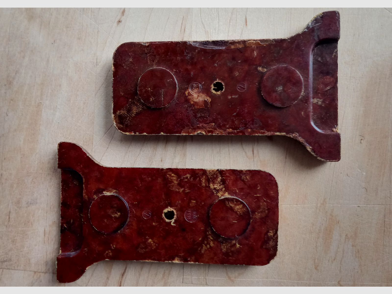 Hintere RPG-7 Griffschalen aus Bakelit von 1971 zusammengehörend