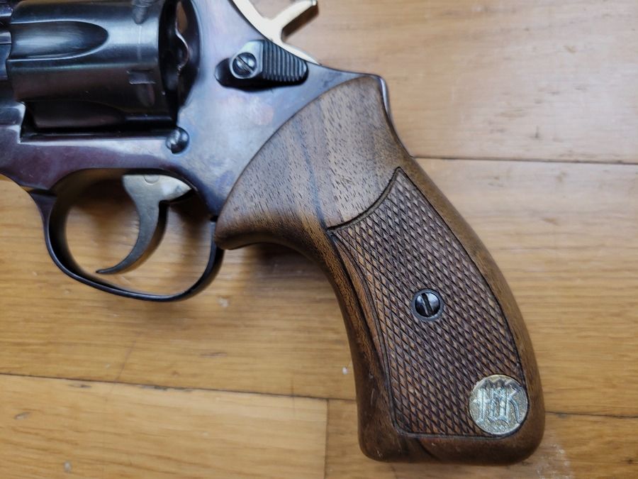 Sehr schöner Revolver Manurhin MR73 Police 4 Zoll – .357 Mag – Herstellung Manurhin Serie C von 1980 – schöner Brünierung – Lauf und Kammern spiegelnd – enger Durchmesser 355′ – einer der »echten« MR73 Sammlerstücke! – TBE, Bild 3 von 17