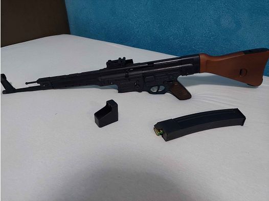 GSG StG44 9mm P.A.K. z pomocą magazynka i torbą na broń.