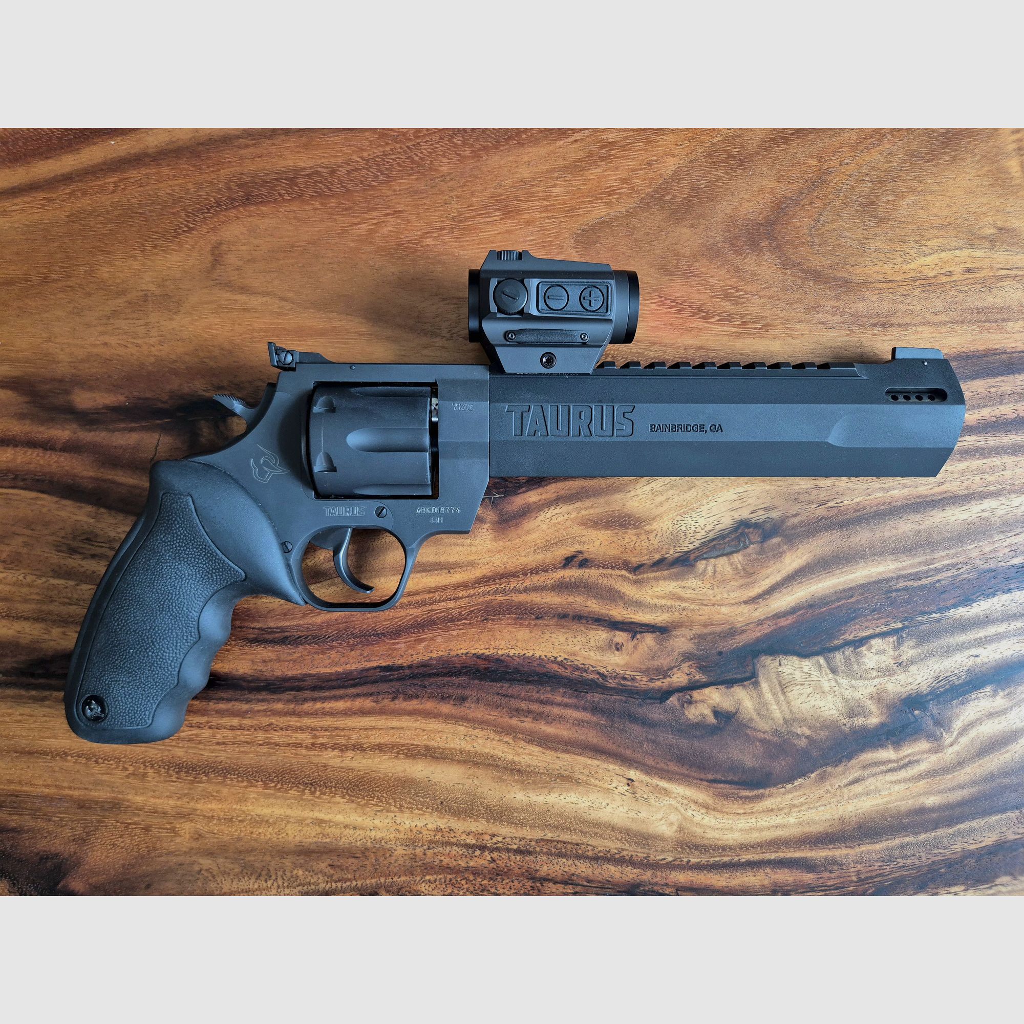 Taurus Raging Hunter 8 3/8" Lauf .44 Mag. inkl. Holosun Elite HE503C-U-GR – Neuwertiger Zustand