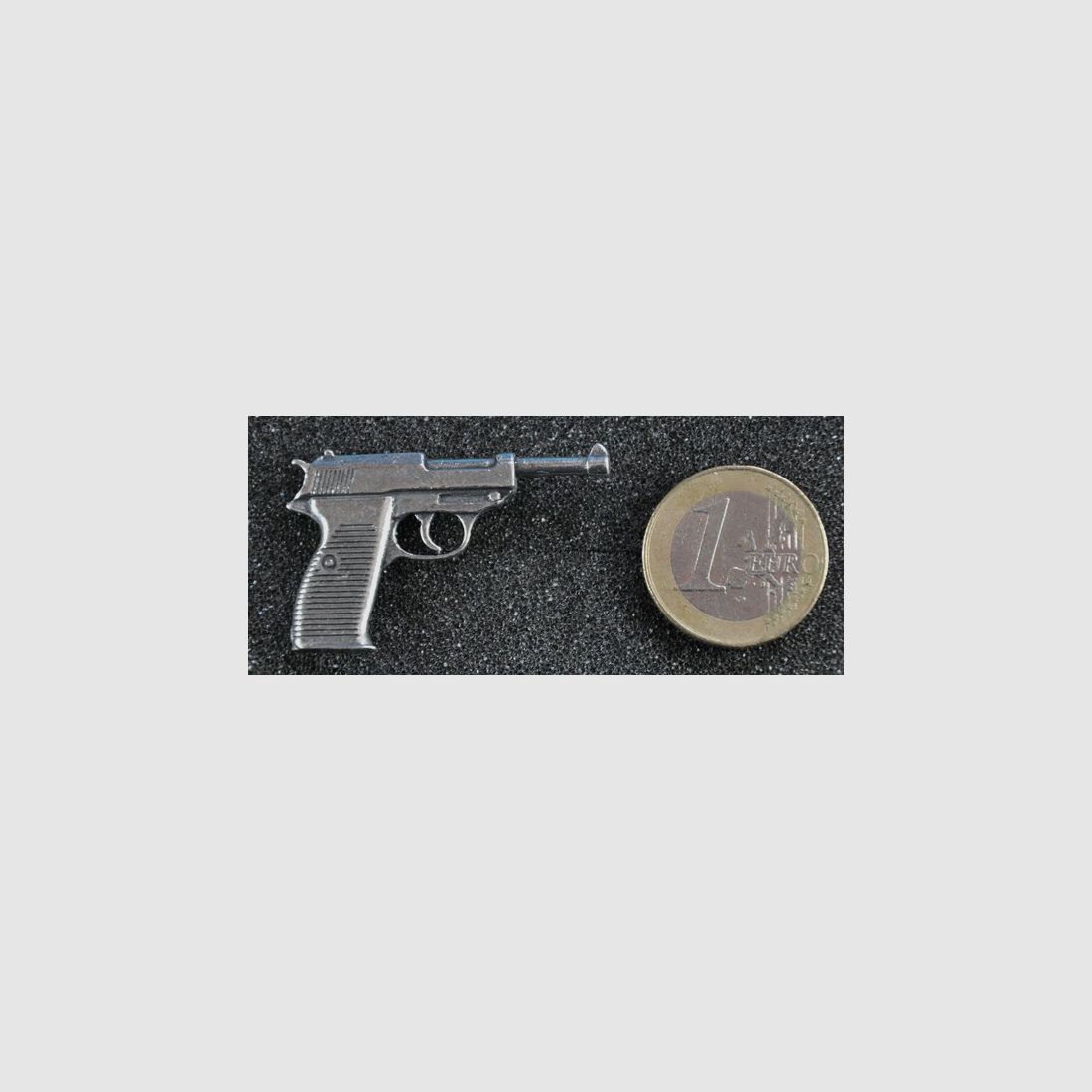 Pistole P38 als Metall-Anstecker