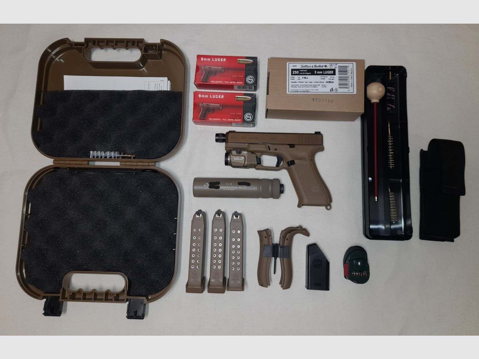 Glock 19X FDE/Coyote – unfired – complete package with B&T suppressor