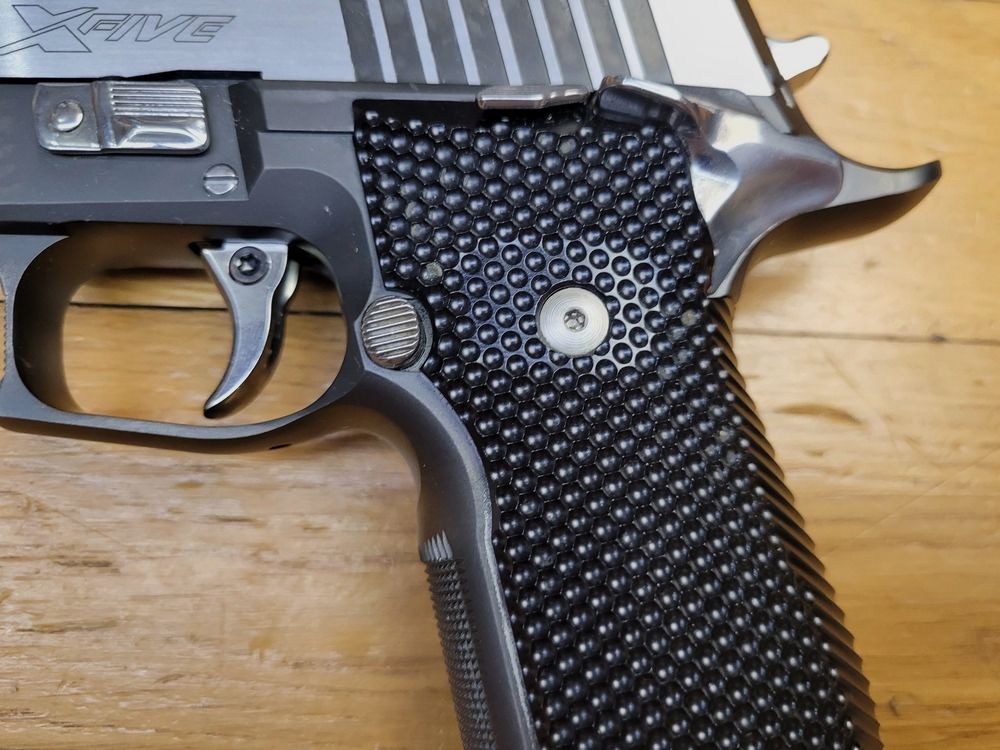 Exceptionnel Sig Sauer X Five « Black and White » – Cal. 9×19 – Fabrication du Mastershop Sig Sauer – Simple action uniquement – Départ prodigieux – 2 chargeurs 19 coups – Sûreté ambidextre – Plaquettes d&rsquo;origine + Armanov – Guidon fibre optique – Coffret outils documents – La Batmobile des armes de poing moderne ! – Occasion à l&rsquo;état véritable de Neuf absolu !, image 4 sur 30