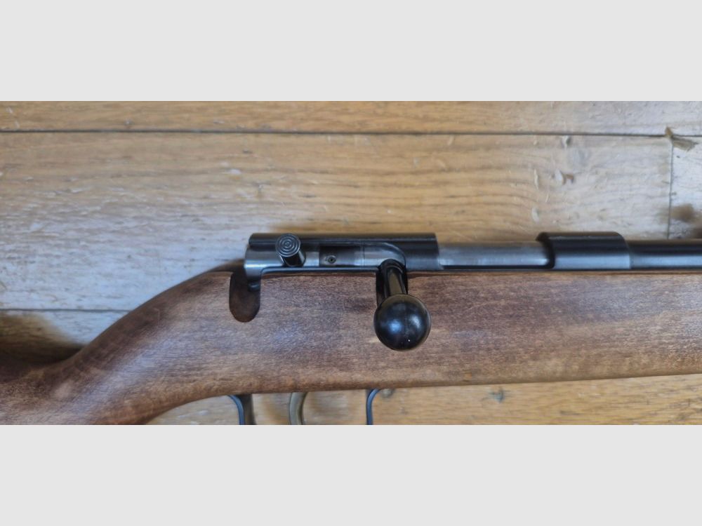 Albrecht Kind Büchse (und nicht King, wie oft gehört oder gelesen!) – Einzellader 22 Lr – Entspricht unseren „La Française“ – Ultra leichte Einsteigerwaffe für Spaß auf dem Stand oder im Garten – Sehr schönes Holz trotz fehlender Wachsschicht/Ölung – 11mm Schiene und Gewinde-Lauf mit Schutzring – Verstellbarer Abzug – TBE+, Bild 18 von 28