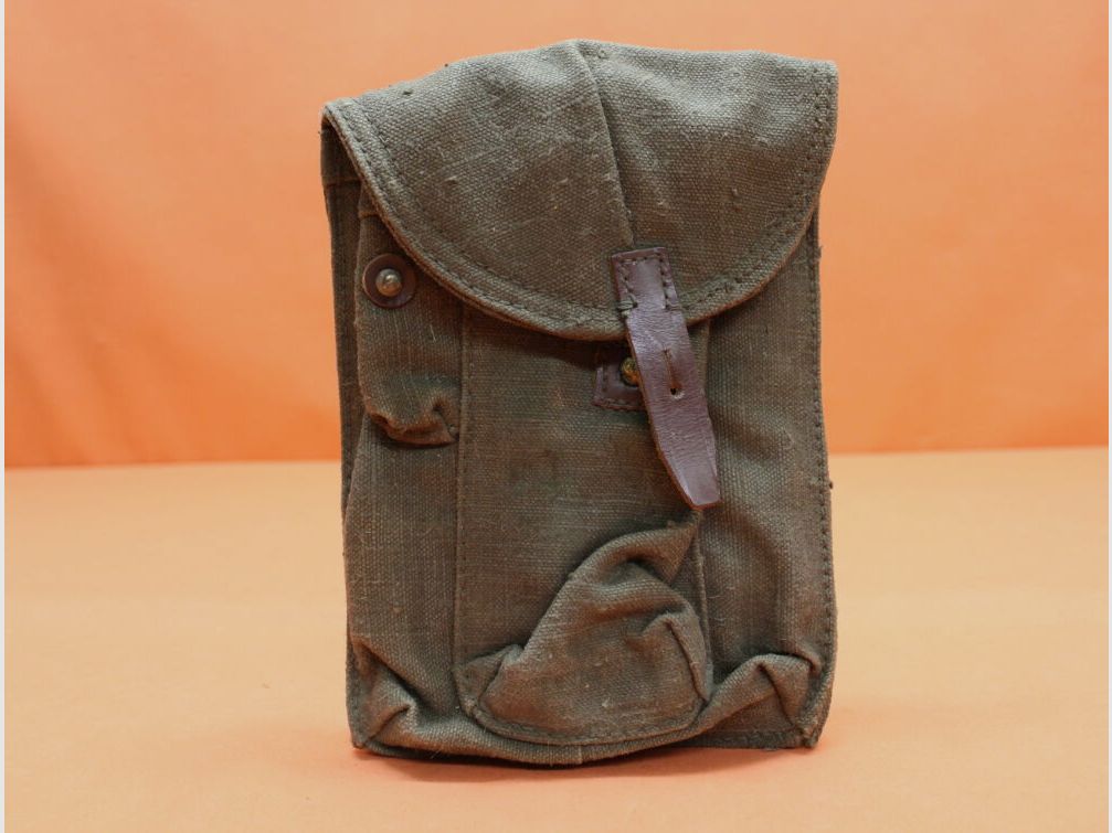 USSR SURPLUS Kalashnikov AKM: Magazine pouch USSR green for 3 pieces of 30-round magazines. (SURPLUS like new / slight storage marks)