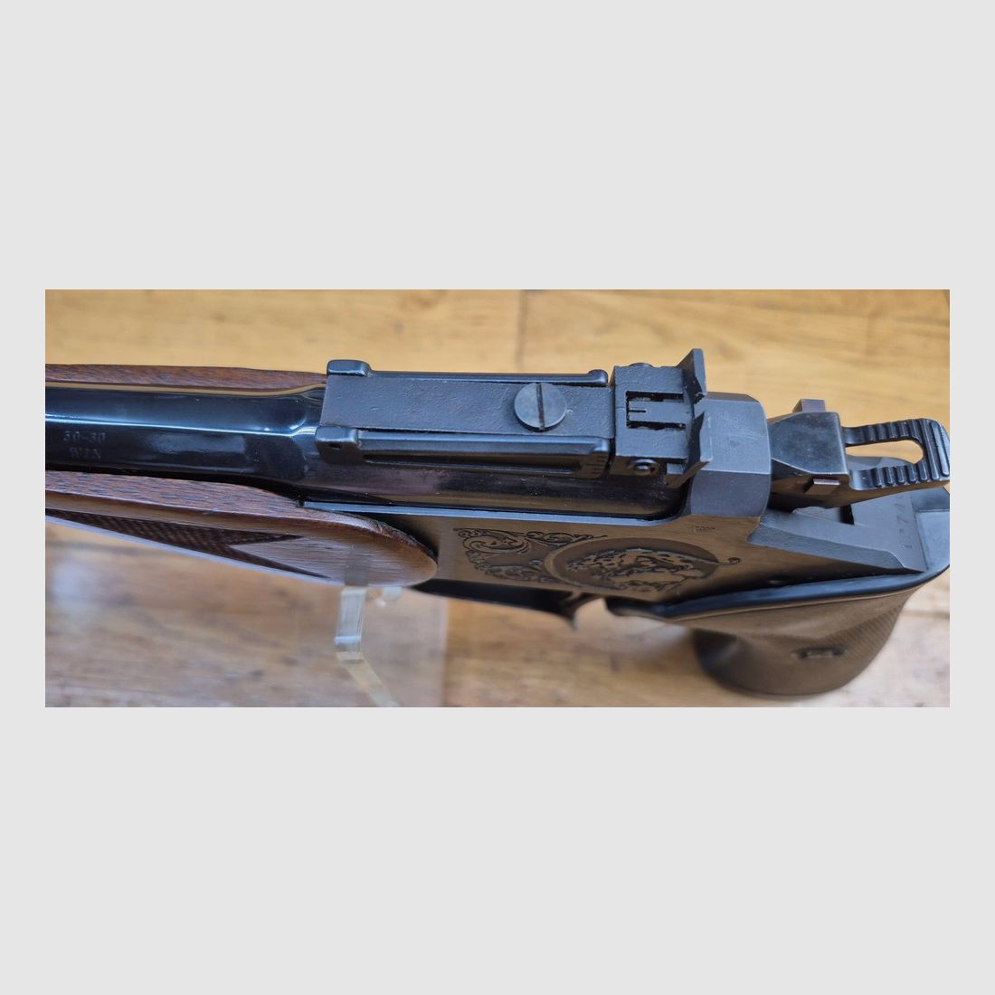 Zeer speelse Thompson Center Pistool – Model Contender – Loop van 10 inch – Kaliber 30-30 of 30WCF – Wapen van Rochester uit begin 1979 – Zeer mooi hout – Zeer goed aangepaste Pachmayr-greep – Prachtige octagonale loop – Uitstekende mechanica en trekker – Mooi trainings- en precisiewapen – TBE/TBE+, afbeelding 19 van 30