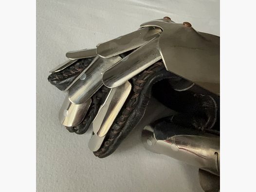 1A Ritterhandschuhe für den rituellen Ritterschlag.