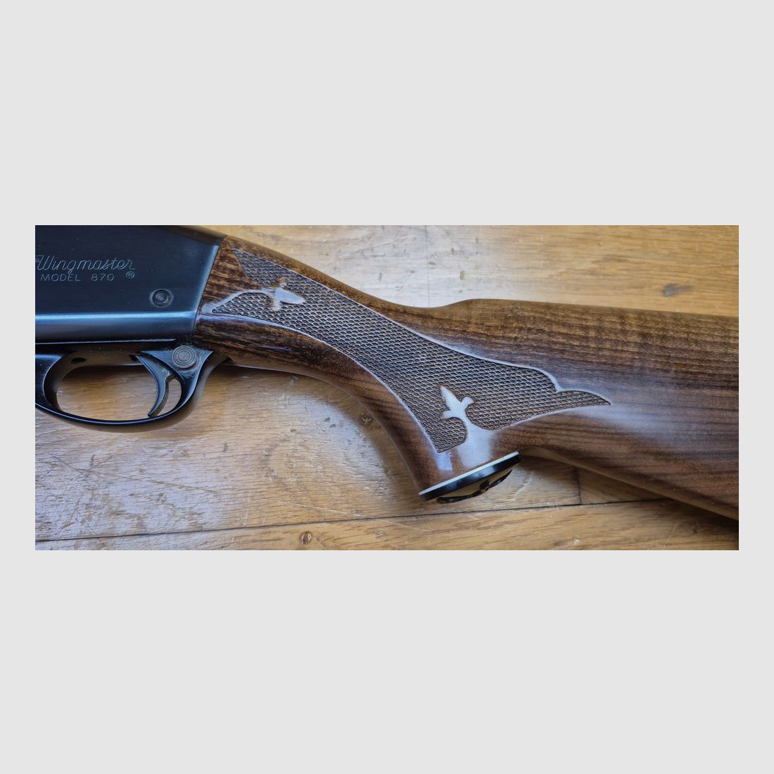 Sehr schönes Remington Pumpgewehr – Mod 870 Wingmaster – Glatter Lauf von 51 cm – Kaliber 12/70 – Kapazität 4+1 (!) erweiterbar – „Luxus“-Fertigungen – Zuverlässige, einfache und legendäre Waffe – Ausgezeichneter Zustand – TBE+/TBE++, Bild 35 von 45