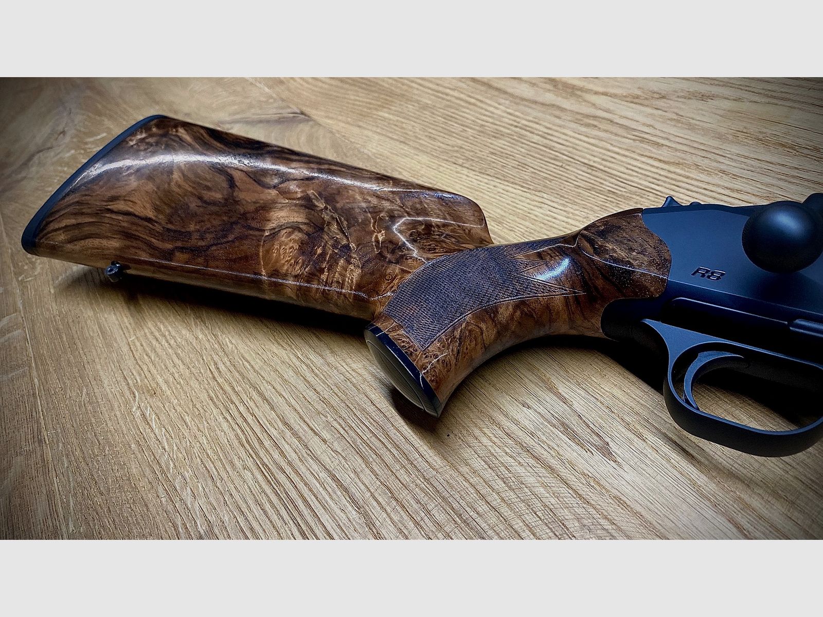Blaser R8 Holzklasse 7 / Stahlkugel graviert mit Fischhaut / Kaliber und Lauflänge nach Wahl