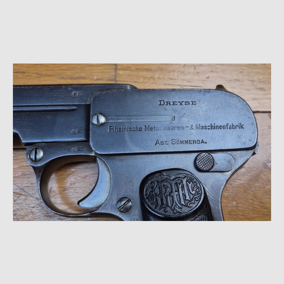 Zeer mooie Dreyse 1907 Pistol - Fabricage rond 1915 voor het Duitse leger 1914-1918 - Kal. 7,65 Browning - 7 schoten - Een van de werken van de familie Schmeisser! - Mooie Duitse keizerlijke stempels - Goede mechanica en esthetiek - Zeer goede loop - Reguliere Oostenrijkse wapen en van de Zwitserse Garde van de Paus! - Een van de interessantste van de 7,65 Browning - TBE/TBE+, afbeelding 1 van 20