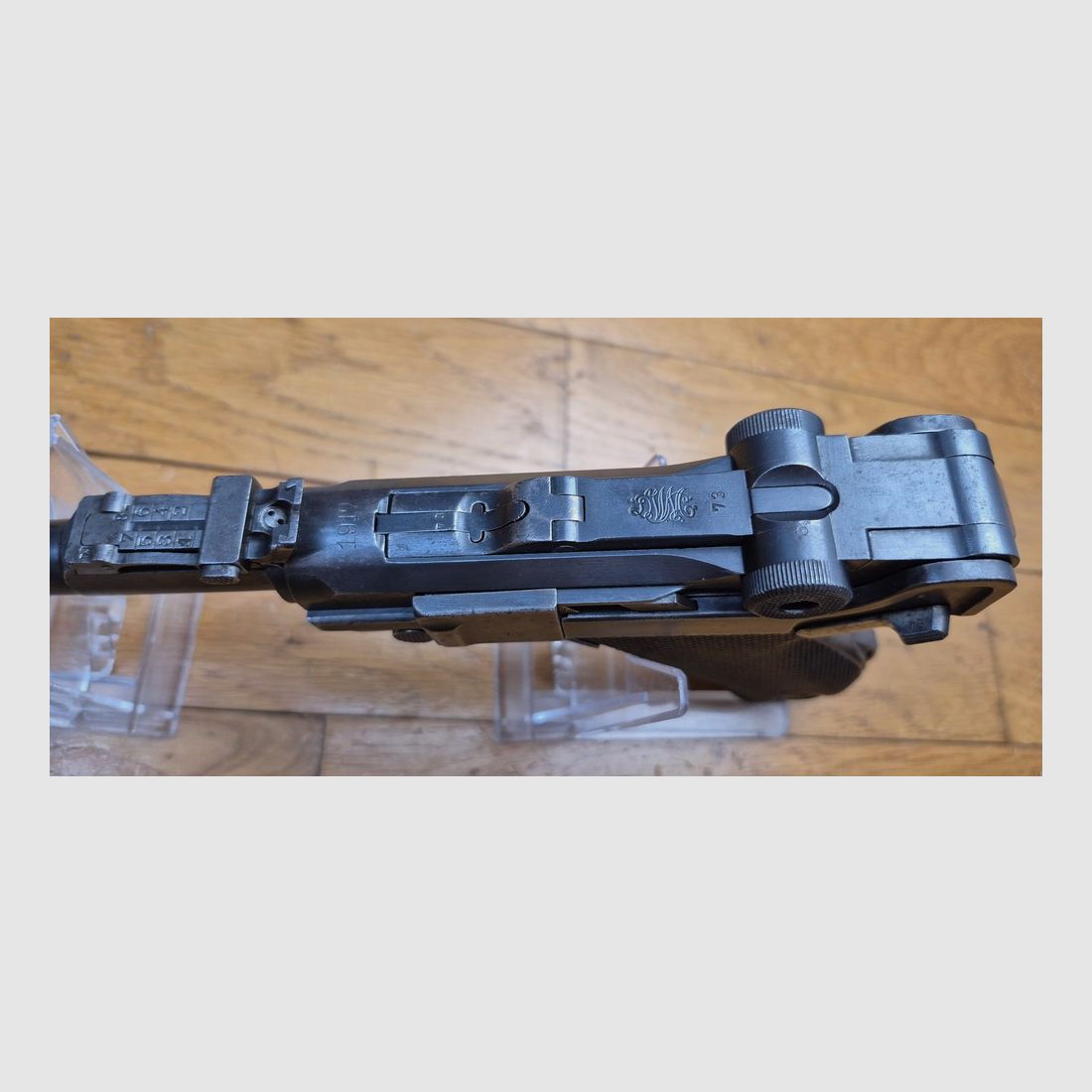 Très beau Luger d&rsquo;artillerie P08 – Arme de 1917 – Canon 8 pouces (20cm!) – Fabrication DWM – Entièrement mono-matricule (sauf le chargeur qui est d&rsquo;époque) – Cal. 9×19 – Hausse et guidon dérivables du premier type – Très belles plaquettes – Bronzage d&rsquo;époque à encore 80% – Splendide canon TBE+, image 10 sur 22