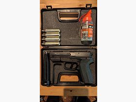 Sig Sauer SP 2022 Co2 1.75J 4.5mm BB including Co2 capsules, BBs, and transport case.