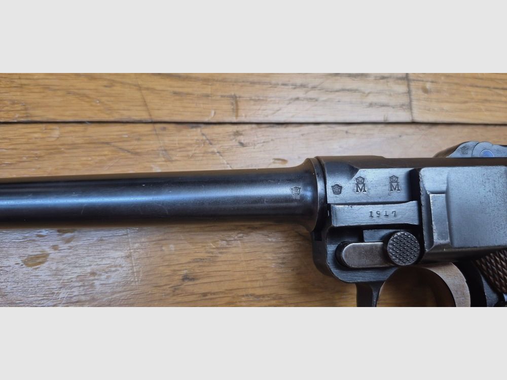 Exceptionnel Pistolet Luger P04 de Marine – Empire allemand 1ière Guerre mondiale – Arme de la 5° livraison de 8.000 armes en 1916-1917 – Cal. 9×19 – Arme en état d&rsquo;exception mono-matricule jusqu&rsquo;au chargeur inclus – Un des 34.000 P04 en tout – Excellent état mécanique – État esthétique superbe – Tout dernier modèle de la DMW en 1917 – Pièce très rare et summum de collection – TBE+++, image 9 sur 29