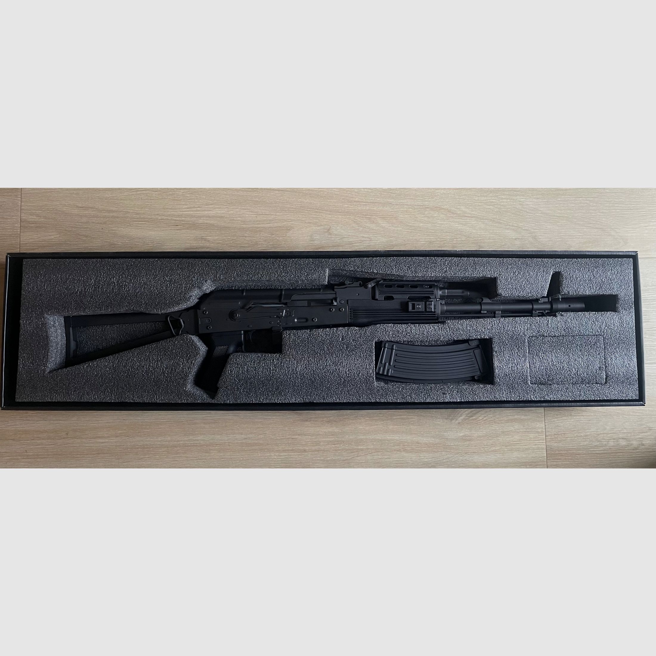 APS AKS-74 Tactical Vollmetall BlowBack S-AEG 6mm BB schwarz, Bild 2 von 6