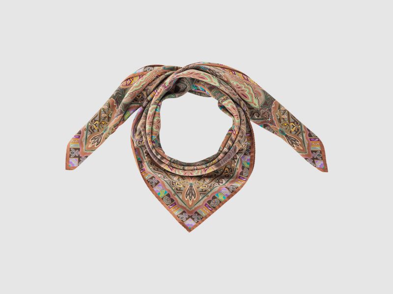 Sciarpa in pura seta twill con bordi arrotolati – Finitura elegante in un morbido tono marrone castagna, immagine 1 di 3