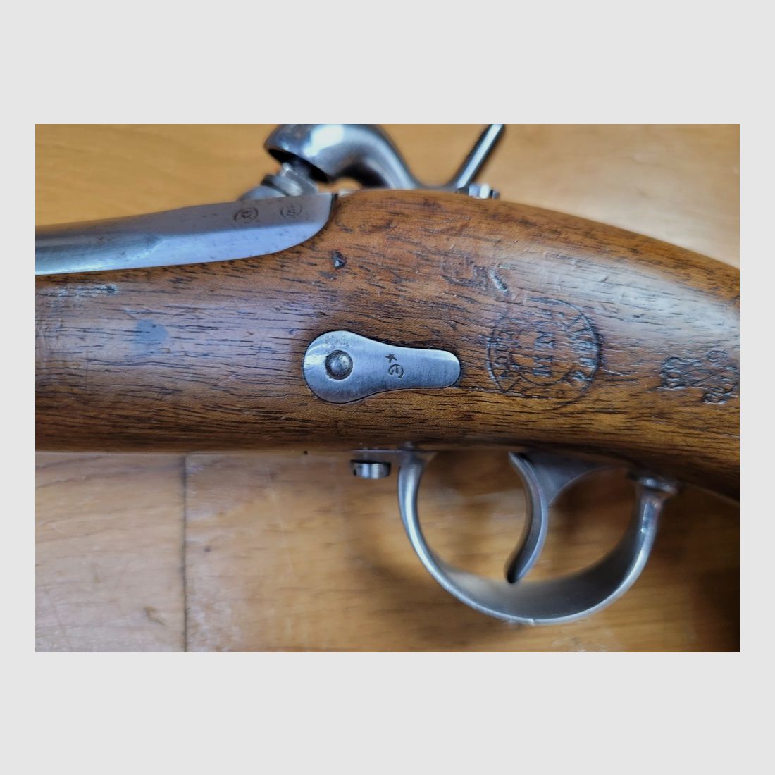 Sehr schönes Exemplar einer Gendarmeriepistole 1842 – Nationale Fertigung Mutzig – Waffe von August 1850 – Gut lesbare und einheitliche Stempel – Gut lesbares Holzschild – Sehr schönes Stück in einem seltenen Erhaltungszustand. – TTBE+, Bild 20 von 22