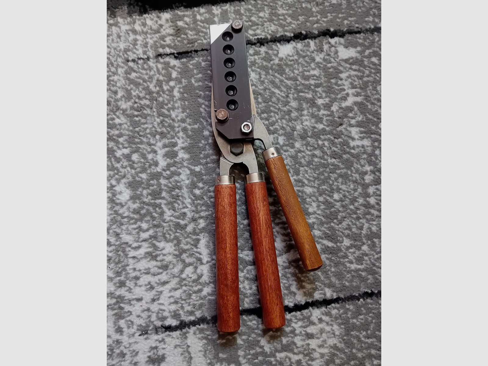 LEE 6-fach Kokille für Kegel Flachkopf Geschosse . 10mm Auto/.40 S&W mit Holzgriff neuwertig