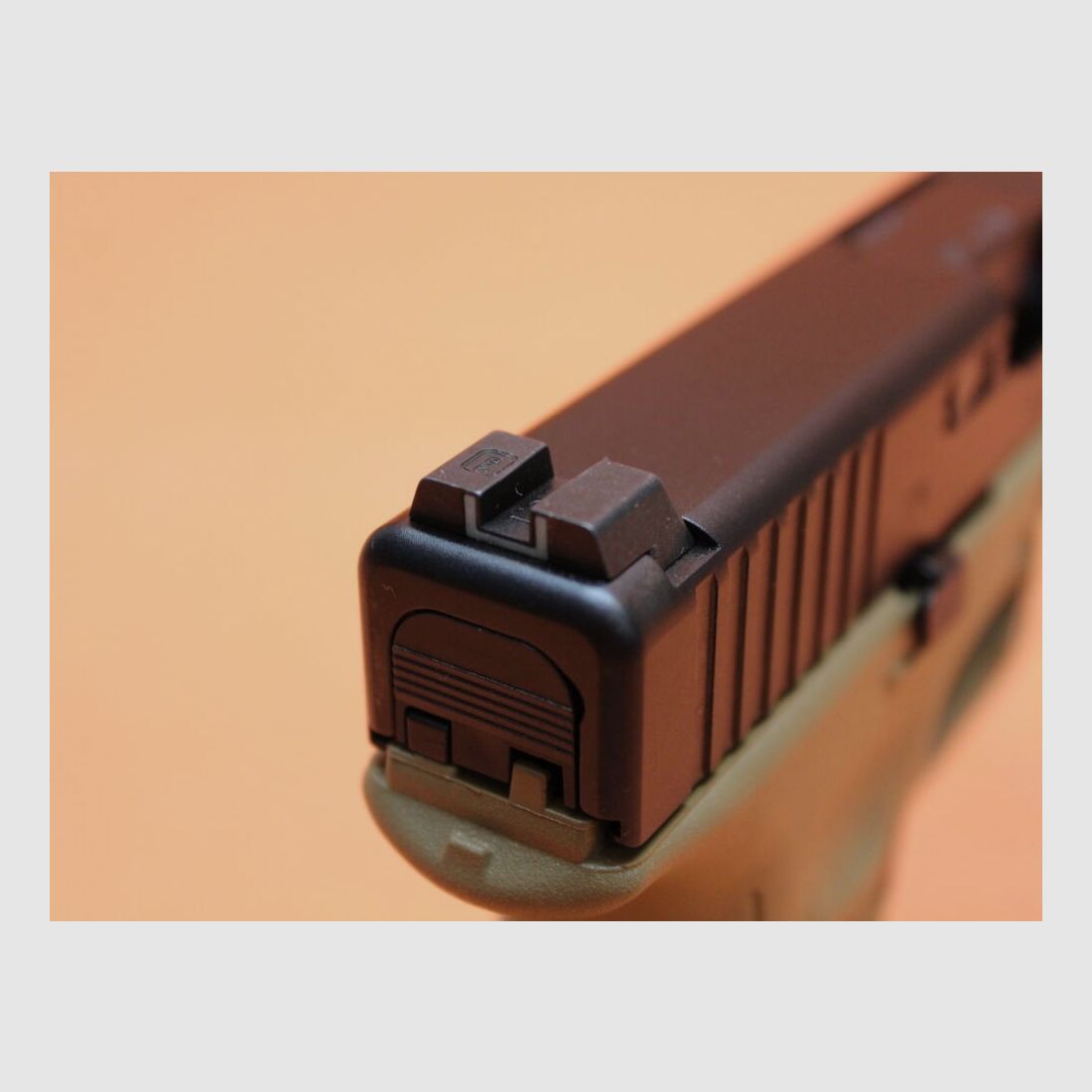 Glock Ha.Pistole 9mmLuger Glock17 Gen5 FR COYOTE 114mm Lauf/ Front Serrations für Frankreich(9mmPara/9x19)
