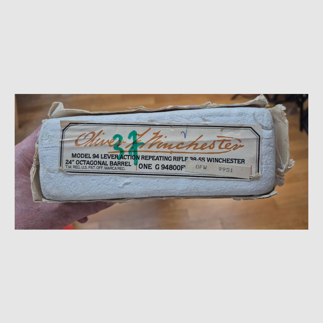 Winchester Kommemoration « Oliver F. Winchester » OFW 1894 – 19.999 Ex. – Wunderschöne Rauten – 38-55Win – Nie geschossen – Originalbox und leere Munitionbox im Modell – Zustand TBE+++, Bild 41 von 41