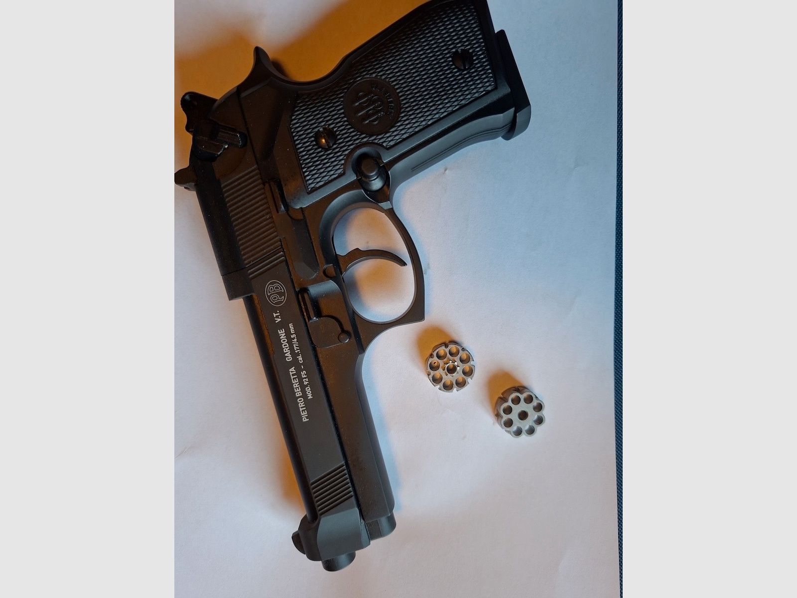 Umarex Beretta 92 FS CO₂ Kal.177/4,5mm inkl. 32 CO₂-Kapseln & Diabolos