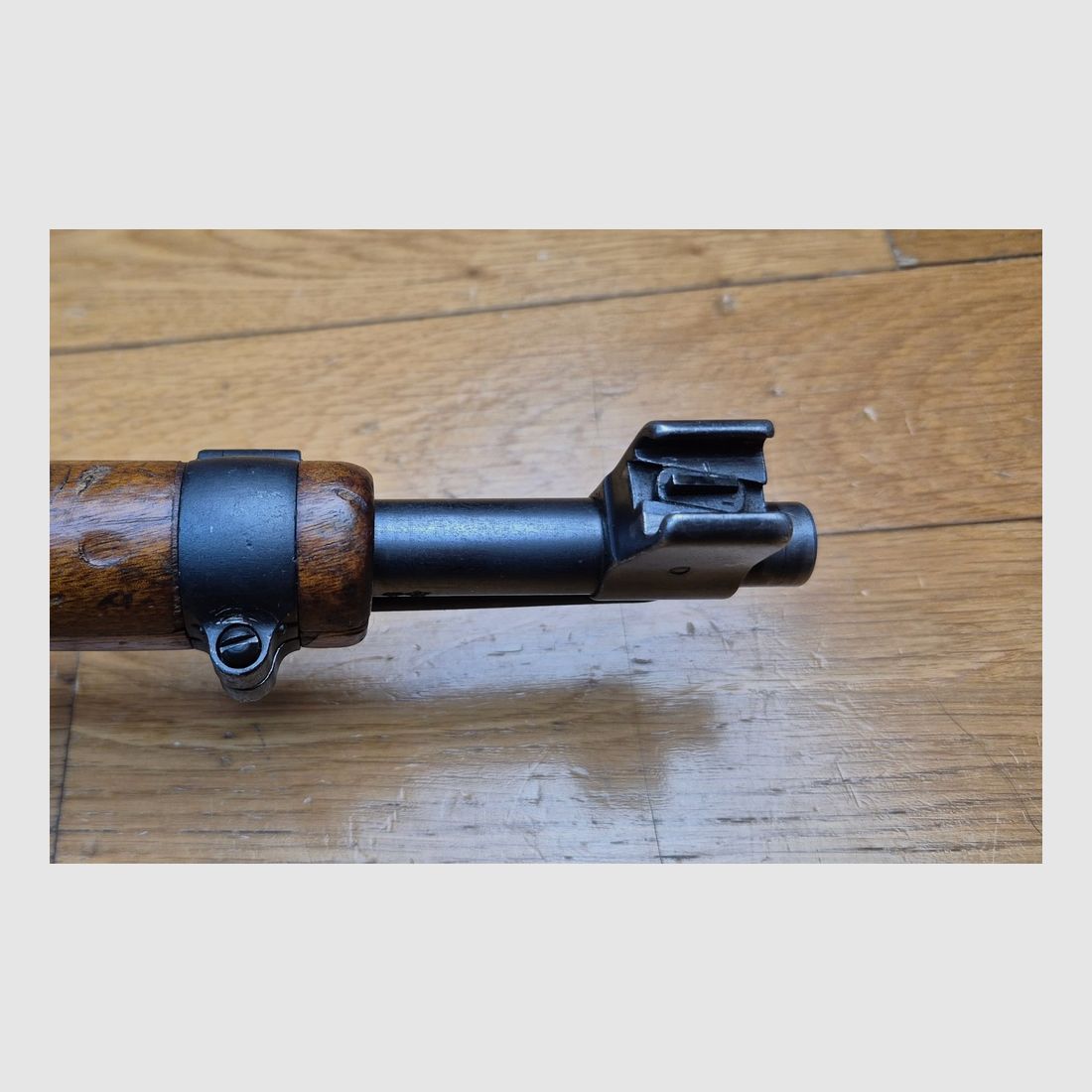 Schöner K31-Mosqueton - Kal. 7.5×55 - Sehr schöner Nussbaum-Schaft - Ultra weiche und klare Mechanik - Exzellenter Abzug - Sehr schöner Lauf - 100% einheitliche Seriennummer - Prüfungszertifikat vorhanden - Riemen, Laufabdeckung und 2 Clips als Bonus! - Die Schweizer Qualität - TBE+, Bild 20 von 30
