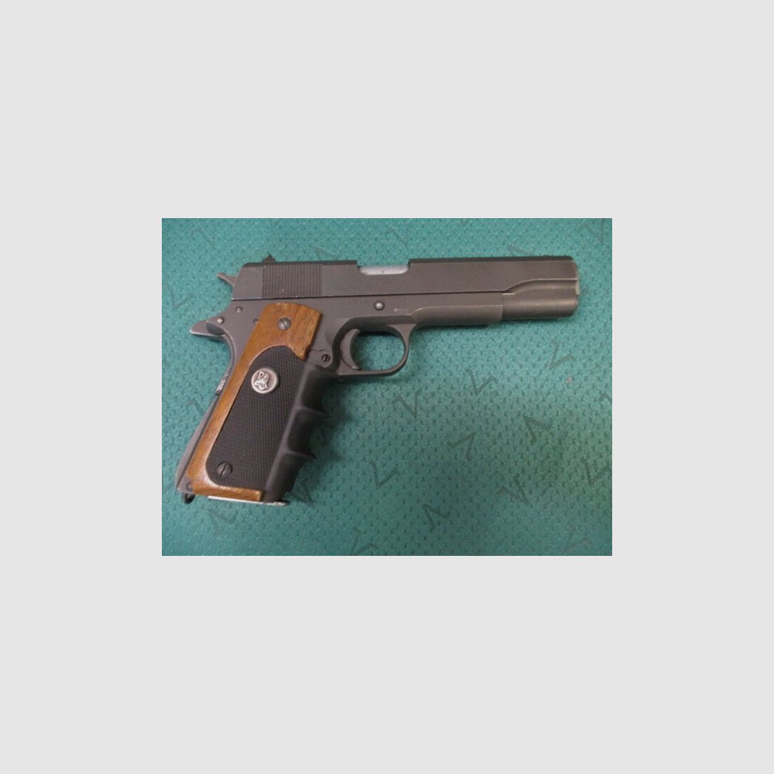 Pistole Norinco 1911 mit Pachmayr Griffschalen 1911A1