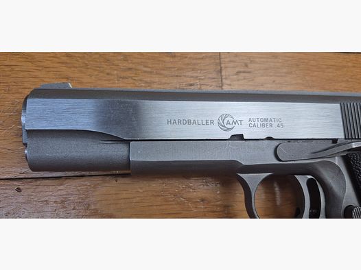 Très beau Pistolet AMT (Arcadia Machine & Tools) Hardballer — Cal .45 ACP — Premier 1911 intégralement en acier inoxydable de l&rsquo;Histoire — 100% acier toutes pièces — Arme de 1985 — Très bel état esthétique — Excellent état mécanique — Canon Miroir – Plaquettes d&rsquo;origine – TBE+/TBE++