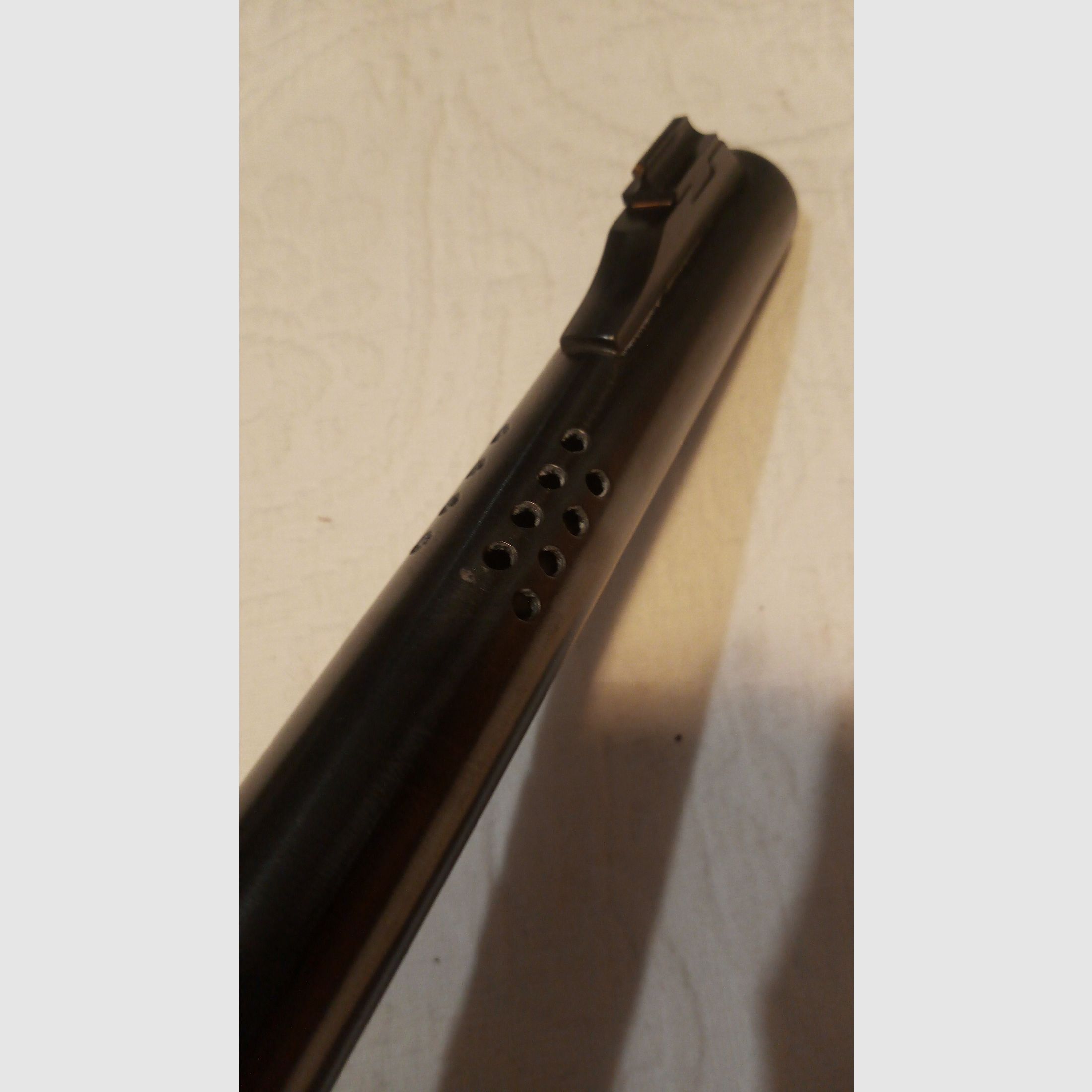 Vorderschaftrepetierflinte Mossberg Maverick 88 mit verstellbarer Visierung schwarz und Laufportierung gebraucht LL 60cm im Kaliber 12/76