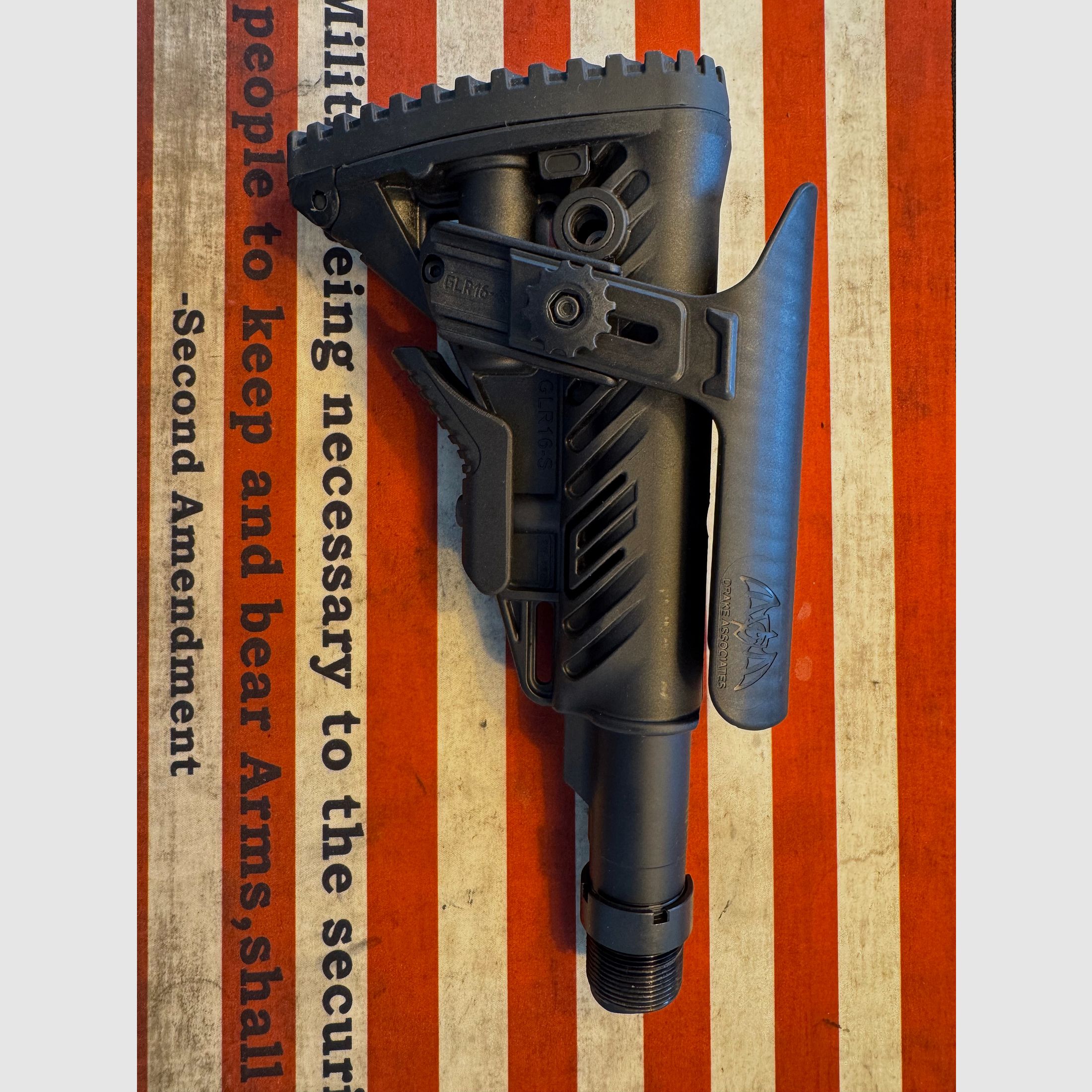 FAB Defence GL Shock-Schulterstütze (Edition Drake Associates +  Batterie/Werkzeugfach)  Buffer Tube inclusive und  AR15 Style Griff