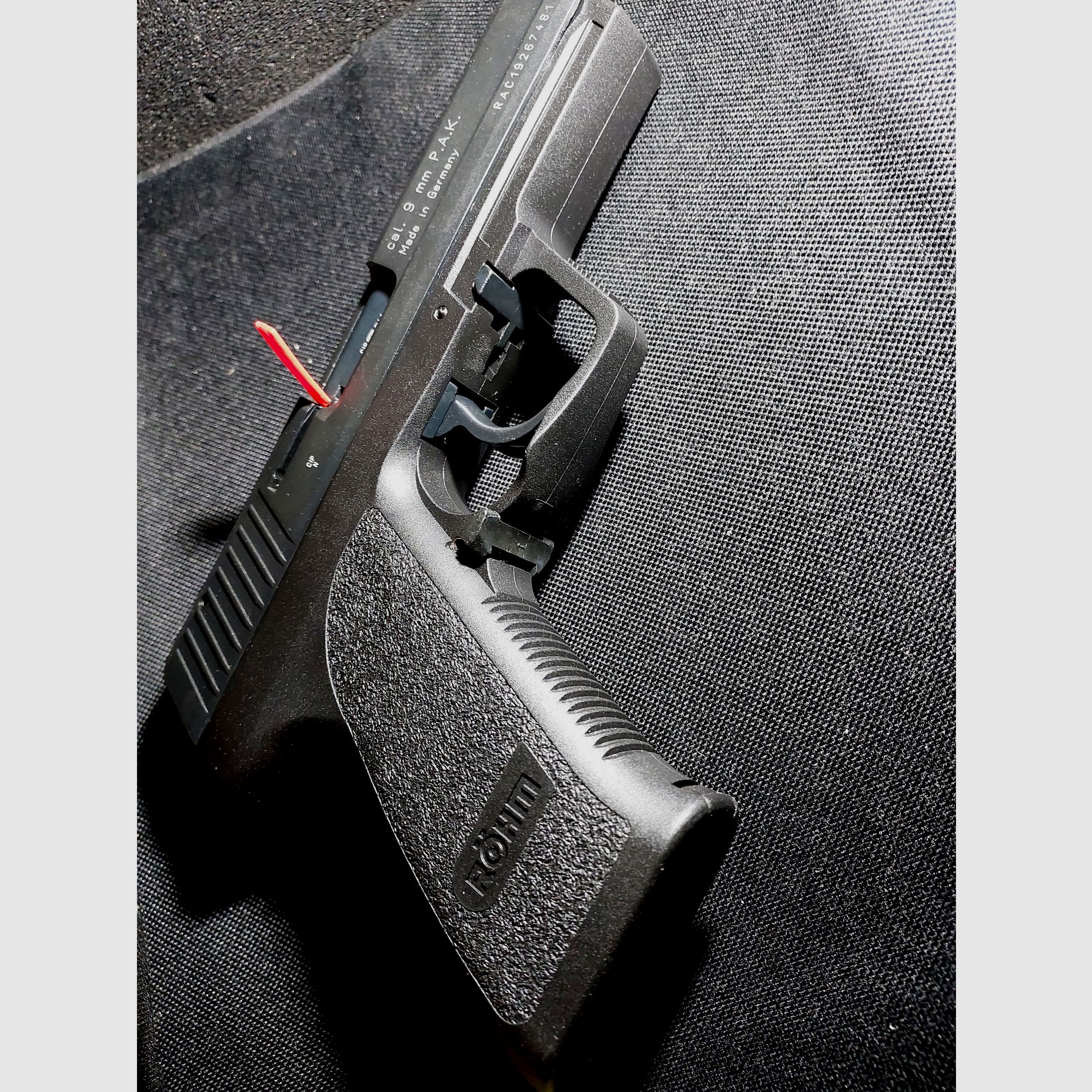 Pistolet alarmowy Röhm RG96, oksydowany (PTB 699) Zestaw RG 96 z tłumikiem, pomocą do ładowania i 2 magazynkami