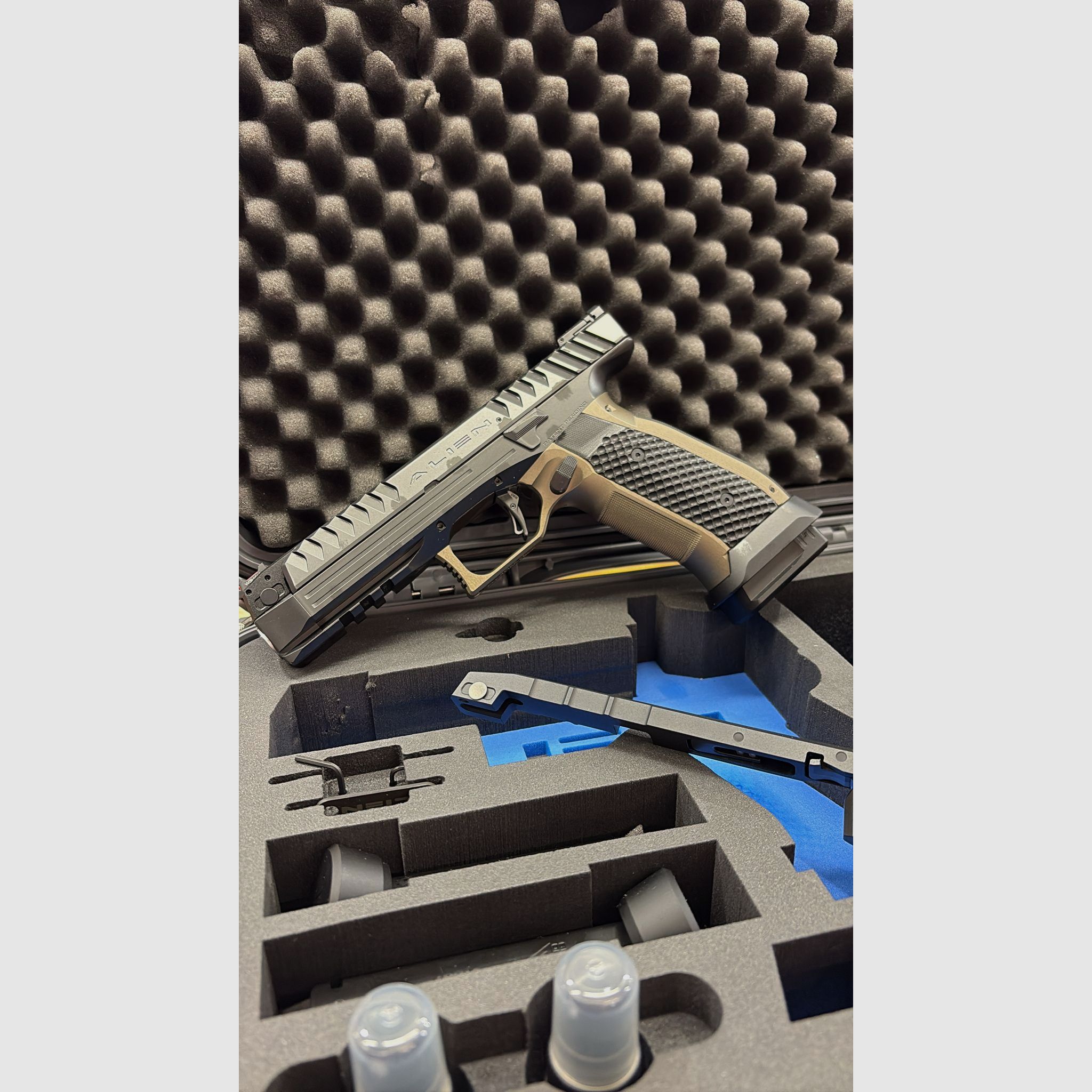 SEMIAUTOMATISCHE PISTOOL LAUGO ARMS ALIEN FULL KIT KAL 9X19 MET DOT EN HOLSTER, afbeelding 2 van 5
