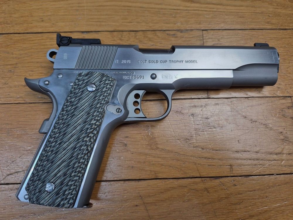 Magnifique Colt 1911 Gold Cup « National Match » Trophy – Arme de 2015 – Cal.45 – Full inox – Exemplaire préparé Bushing Briley et kit ressorts Brownells – Plaquettes G10 grises – Détente réglable – Surfaces impeccables et canon nickel – Livré dans sa mallette d&rsquo;origine complète – État quasi neuf !, image 14 sur 20