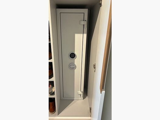 Armario de acero ISS Lucerna N/0 para 5 armas largas, cerradura electrónica STELLAR, perforaciones en la pared trasera y el suelo