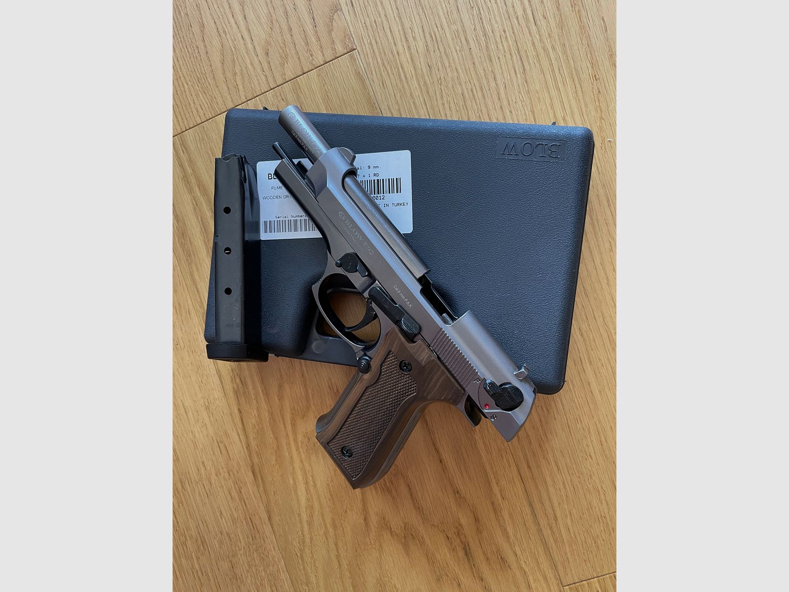BLOW F92 Fume mit Holzgriffoptik – 9 mm P.A.K. / Beretta 92F Nachbau / Replica – EU-weiter Versand / EU-Wide Shipping, Bild 3 von 4