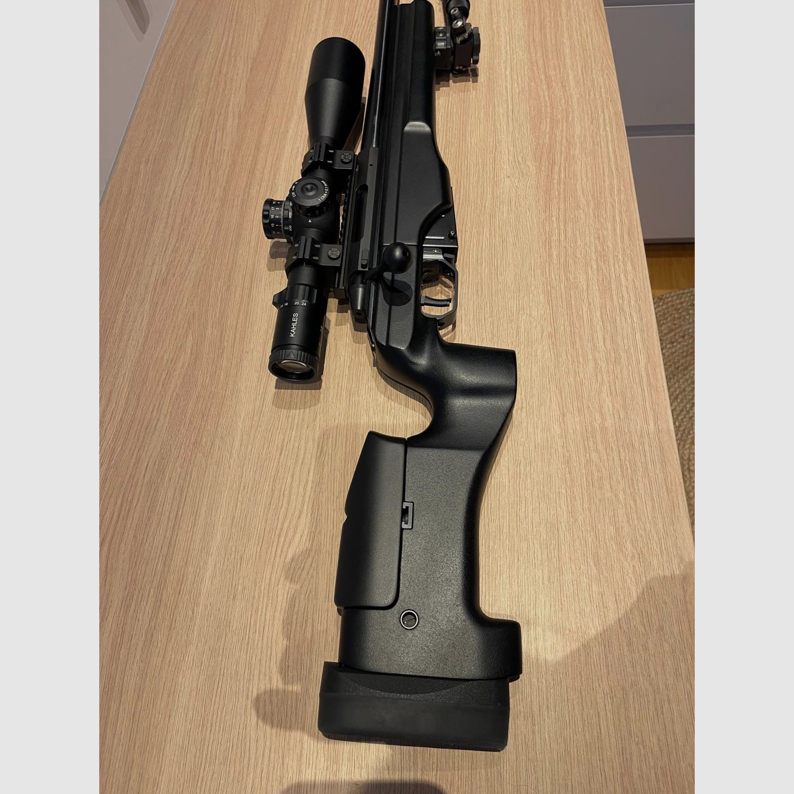 SAKO TRG 22 (.308 Win) + Kahles K 624i CW 6-24x56 Mil4 + ERATAC + SAKO Mündungsbremse + ATLAS BT65-NC + Picatinny Schiene + Tasmanian Tiger Gewehrtasche