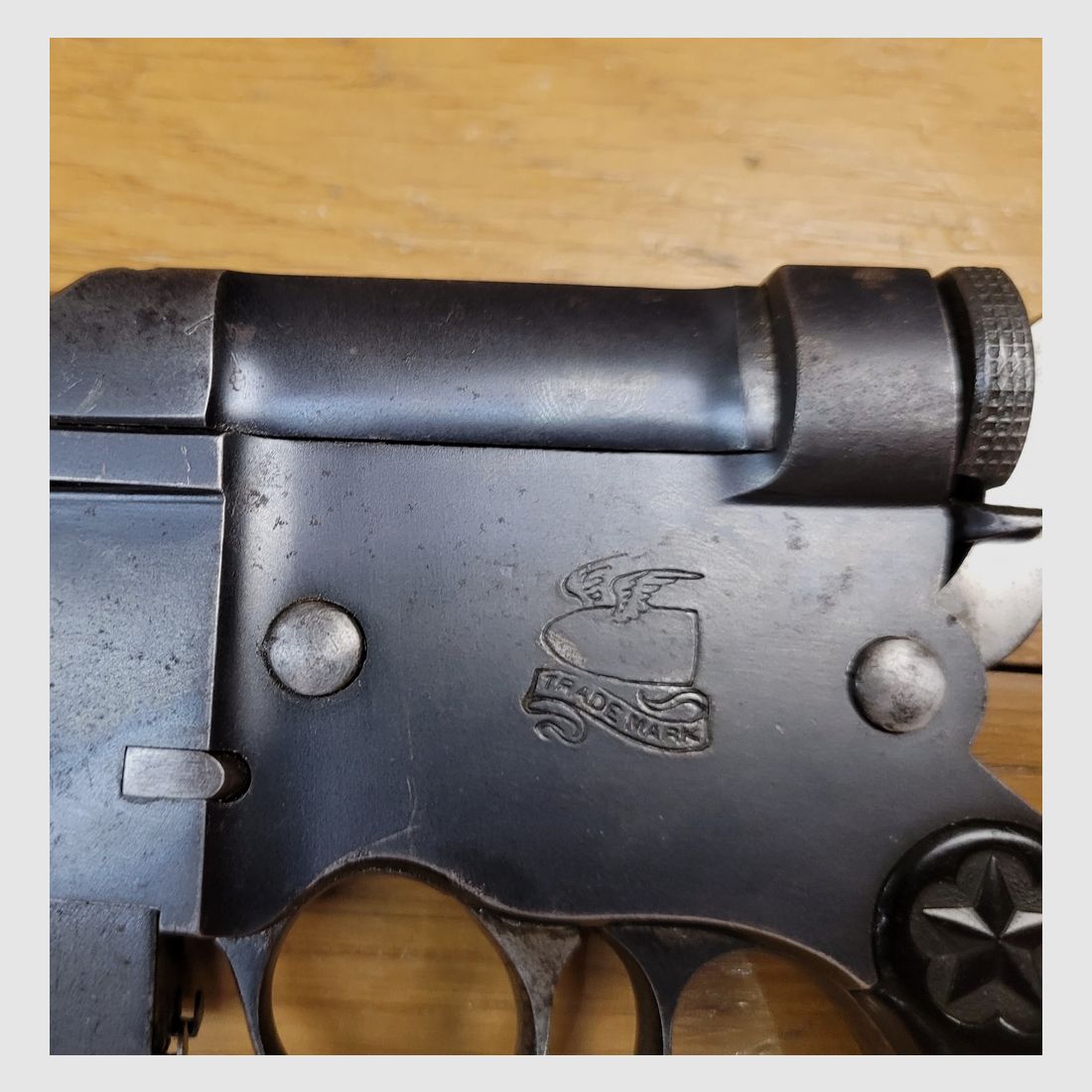 Zeldzame pistol Charola model 1897 – Semi-automatisch vuurwapen in kaliber 7mm Clément, ook wel Teuf Teuf genoemd – De zeldzaamste variant van de Charola y Anuita – Minder dan 700 exemplaren – Afneembaar magazijn en originele Bakelite handgrepen – Eerste Spaanse automatische pistol – Picareske reductie van de legendarische C96 – Uitzonderlijk stuk geschiedenis in categorie D – Algemeen in zeer goede staat!, afbeelding 5 van 22