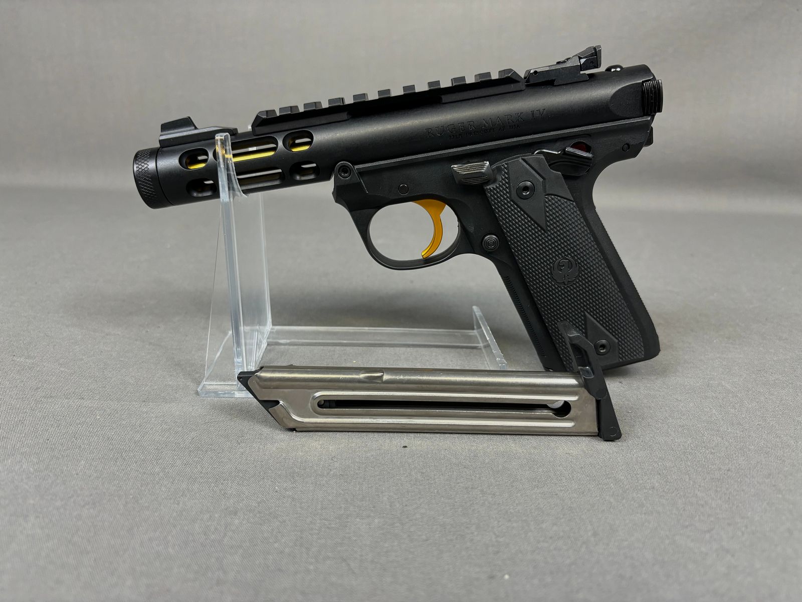 Ruger MK IV22/45 Lite in .22 lr  Black-Gold