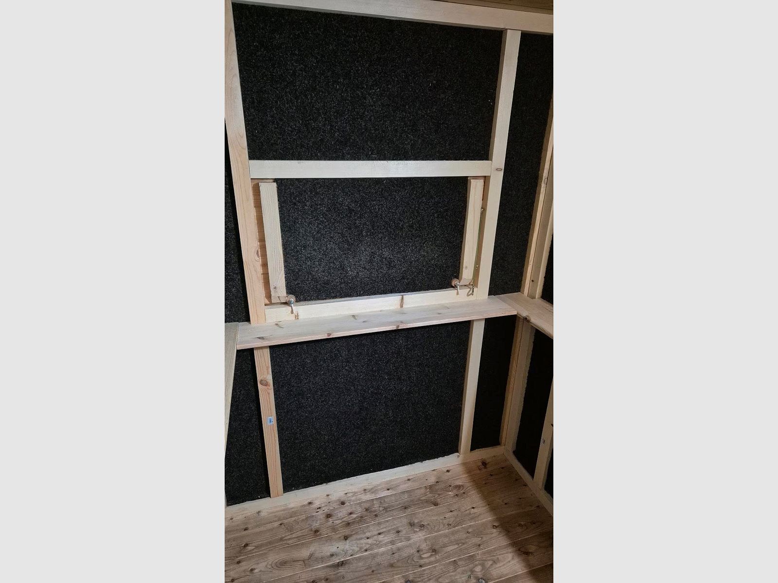 Mobile, cabina di caccia su ruote in tavole di larice